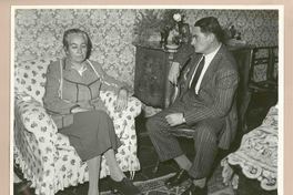 [Gabriela Mistral junto a un amigo en Nápoles]  [fotografía].