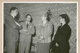 [Gabriela Mistral junto a amigos en Nápoles]  [fotografía].