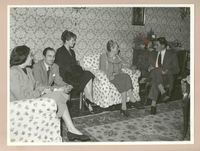 [Gabriela Mistral junto a amigos en Nápoles]  [fotografía].