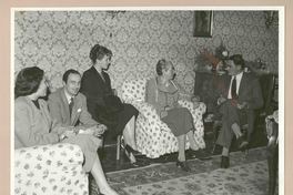 [Gabriela Mistral junto a amigos en Nápoles]  [fotografía].