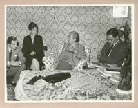 [Gabriela Mistral junto a amigos en Nápoles]  [fotografía].