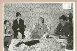 [Gabriela Mistral junto a amigos en Nápoles]  [fotografía].