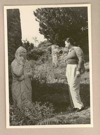 [Marina Núñez del Prado en Pompeya]  [fotografía].