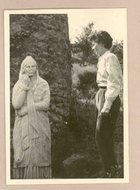 [Doris Dana en Pompeya]  [fotografía].