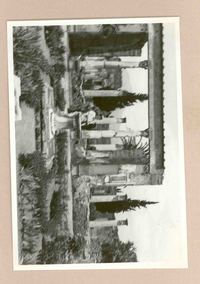 [Marina Núñez del Prado en Pompeya]  [fotografía].