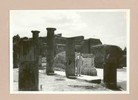 [Marina Núñez del Prado en Pompeya]  [fotografía].