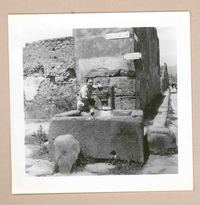 [Marina Núñez del Prado en Pompeya]  [fotografía].