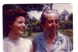 [Gabriela Mistral y Doris Dana en Nueva York]  [fotografía].