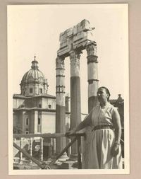 [Marina Núñez del Prado en Roma]  [fotografía].