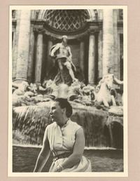 [Marina Núñez del Prado en Roma]  [fotografía].