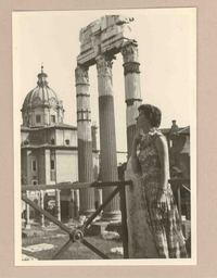 [Doris Dana en Roma]  [fotografía].