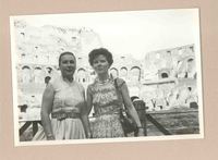 [Doris Dana y Marina Núñez del Prado en Roma]  [fotografía].