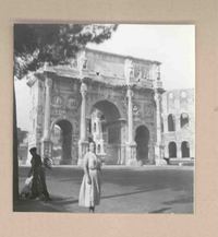 [Marina Núñez del Prado en Roma]  [fotografía].