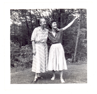 [Gabriela Mistral y Doris Dana en Nueva York]  [fotografía].