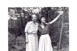 [Gabriela Mistral y Doris Dana en Nueva York]  [fotografía].