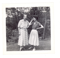 [Gabriela Mistral y Doris Dana en Nueva York]  [fotografía].