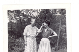 [Gabriela Mistral y Doris Dana en Nueva York]  [fotografía].