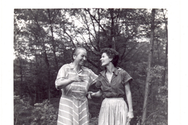 [Gabriela Mistral y Doris Dana en Nueva York]  [fotografía].