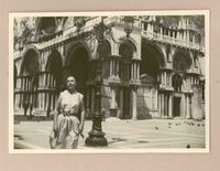 [Marina Núñez del Prado en Venecia]  [fotografía].