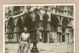 [Marina Núñez del Prado en Venecia]  [fotografía].