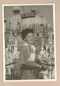 [Doris Dana en Venecia]  [fotografía].