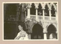 [Doris Dana en Venecia]  [fotografía].