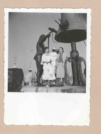 [Doris Dana y Marina Núñez del Prado en Venecia]  [fotografía].