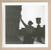 [Marina Núñez del Prado en la Torre de Pisa]  [fotografía].