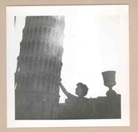 [Doris Dana en Pisa]  [fotografía].