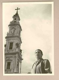 [Marina Núñez del Prado en Pompeya]  [fotografía].