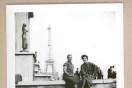 [Doris Dana y Marina Núñez del Prado en Paris]  [fotografía].