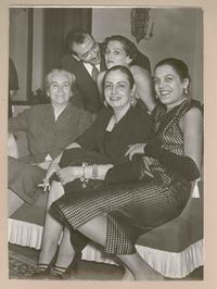 [Gabriela Mistral junto a amigas en una fiesta en Roma]  [fotografía].