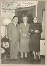 [Gabriela Mistral junto al matrimonio Chiarrini en Roma]  [fotografía].