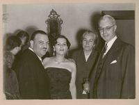 [Gabriela Mistral junto a amigos en una fiesta en Italia]  [fotografía].
