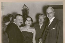 [Gabriela Mistral junto a amigos en una fiesta en Italia]  [fotografía].