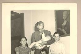 [Gabriela Mistral junto a cuatro niños]  [fotografía].