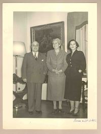 [Gabriela Mistral junto a dos amigos en Italia]  [fotografía].