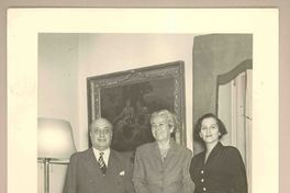 [Gabriela Mistral junto a dos amigos en Italia]  [fotografía].