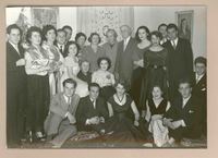 [Gabriela Mistral junto a un grupo de amigos]  [fotografía].