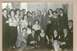 [Gabriela Mistral junto a un grupo de amigos]  [fotografía].