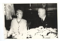[Gabriela Mistral junto al Presidente Carlos Ibáñez del Campo]  [fotografía].