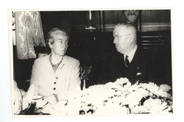 [Gabriela Mistral junto al Presidente Carlos Ibáñez del Campo]  [fotografía].