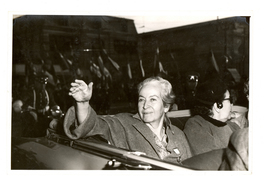 [Gabriela Mistral en Santiago de Chile]  [fotografía]