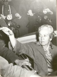 [Gabriela Mistral en Santiago de Chile]  [fotografía].