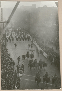 [Gabriela Mistral en Santiago de Chile]  [fotografía].