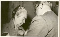 [Gabriela Mistral en Santiago de Chile]  [fotografía].
