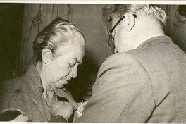 [Gabriela Mistral en Santiago de Chile]  [fotografía].