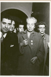 [Gabriela Mistral en Santiago de Chile]  [fotografía].