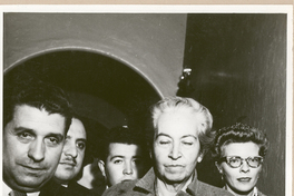[Gabriela Mistral en Santiago de Chile]  [fotografía].