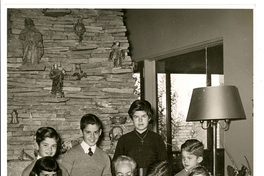 [Gabriela Mistral y los hijos de Radomiro Tomic]  [fotografía].